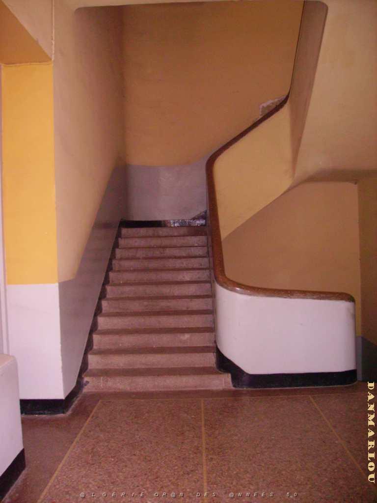 ORAN ECOLE BERTHELOT VERS LES ETAGES.JPG